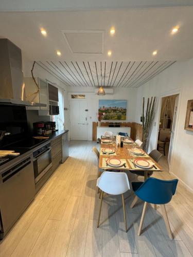 une cuisine et une salle à manger avec une table et des chaises dans l'établissement La maison Auguste - vue imprenable sur la Cité, à Carcassonne