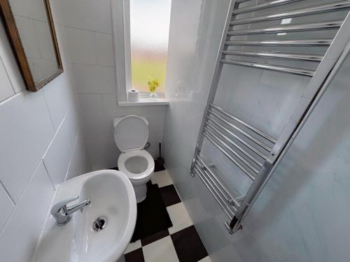 a bathroom with a toilet and a sink and a shower at Double-Bedroom in the Heart of Salford Manchester Perfect for Short Stays GCSW5 in Manchester
