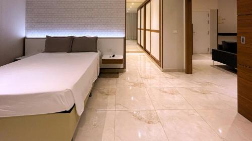 a bedroom with a large bed and a tiled floor at Hotel Tango Suítes Cumbuco in Cumbuco