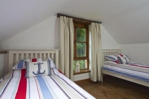 Postel nebo postele na pokoji v ubytování Coachhouse, Buckland Park, Bantham