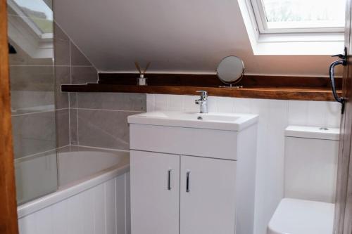 Koupelna v ubytování Coachhouse, Buckland Park, Bantham