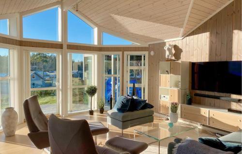 Μια τηλεόραση ή/και κέντρο ψυχαγωγίας στο 3 Bedroom Beautiful Home In Færvik