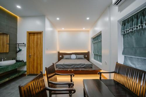 Postel nebo postele na pokoji v ubytování Floral Hue Garden & Riverside Villa