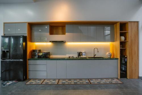 Kuchyň nebo kuchyňský kout v ubytování Floral Hue Garden & Riverside Villa