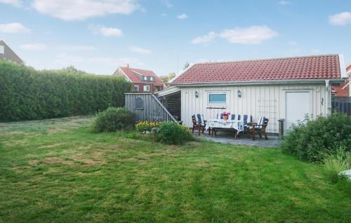 Un jardín fuera de Cozy Home In Rönnäng With Wifi