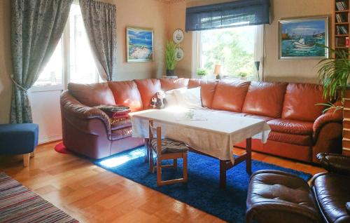 Un lugar para sentarse en Cozy Home In Rönnäng With Wifi