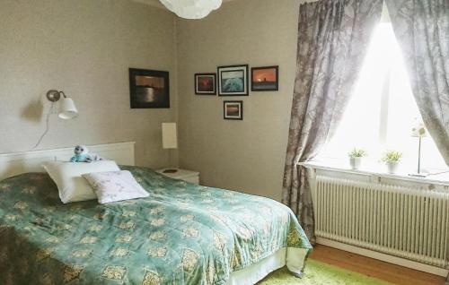 Una cama o camas en una habitación de Cozy Home In Rönnäng With Wifi