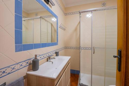 ein Badezimmer mit Waschbecken und Dusche in der Unterkunft Milfontes' Shelter in Vila Nova de Milfontes