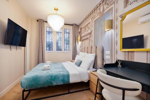une chambre d'hôtel avec un lit, un bureau et une télévision dans l'établissement Sophie Stay Montorgeuil -2BR 6P Wi-Fi, à Paris