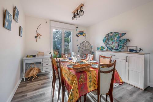 une salle à manger avec une table et quelques chaises dans l'établissement Maison a 950m de la mer avec jardin pour 6, au Croisic