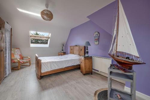 - une chambre avec un lit et un voilier sur le mur dans l'établissement Maison a 950m de la mer avec jardin pour 6, au Croisic