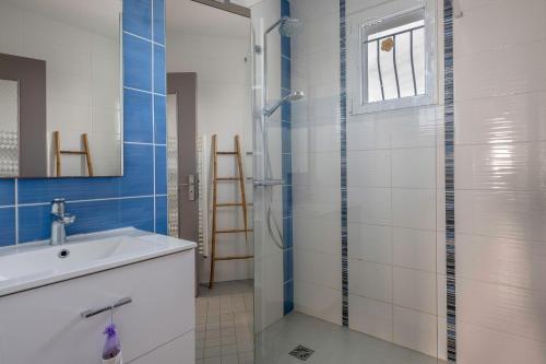 une salle de bain avec un lavabo et une douche dans l'établissement Maison a 950m de la mer avec jardin pour 6, au Croisic
