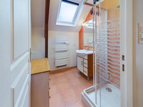 a bathroom with a shower and a sink at À 110 m de la plage, maison pour 6 personnes in Concarneau