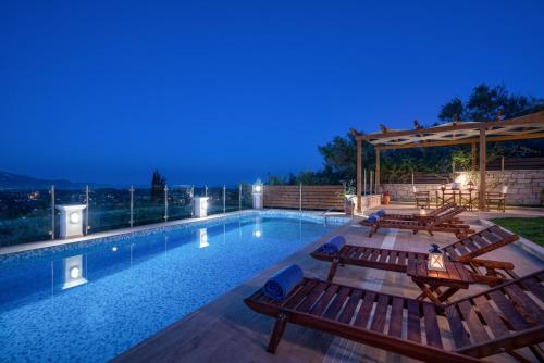 Πισίνα στο ή κοντά στο Villa Clairy 3-Bedroom Villa with Private Pool
