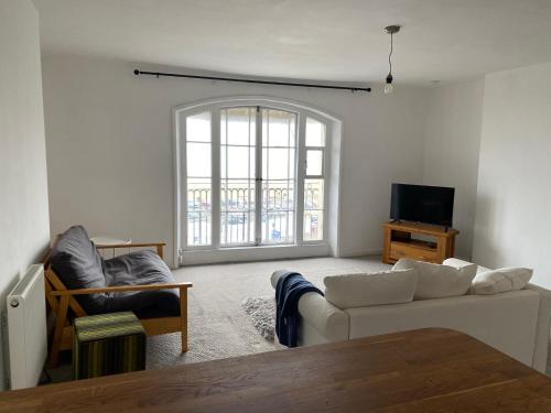 TV a/nebo společenská místnost v ubytování One bedroom sea view sea front apartment