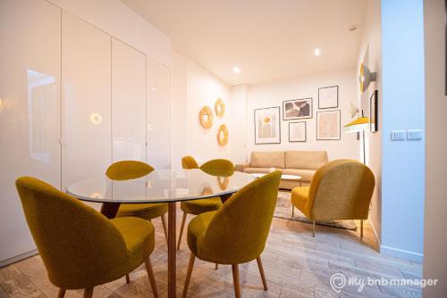 une salle à manger avec une table et des chaises en verre dans l'établissement CIA - Saint-Germain Notre Dame, à Paris