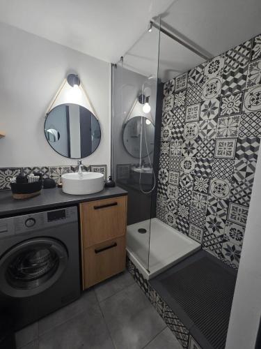 une salle de bain avec douche et machine à laver dans l'établissement Le havre de paix - Maison familiale avec piscine et climatisation, à Sauvian