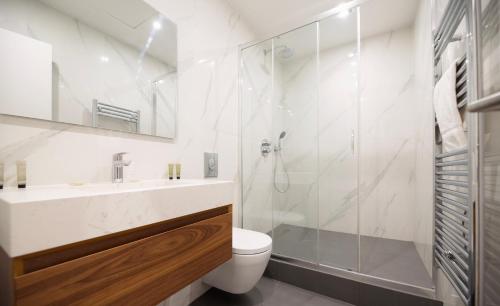 une salle de bain avec une douche, des toilettes et un lavabo dans l'établissement CIA - Notre Dame spacious Home, à Paris