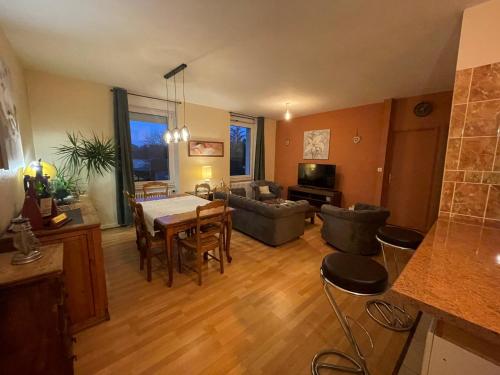 un salon avec une table et un canapé dans l'établissement T4 Super confort Gare de Delle, à Delle