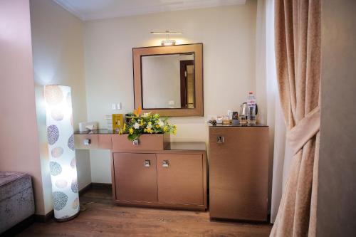 Postel nebo postele na pokoji v ubytování Cairo Taj Hotels & Suites - Dokki
