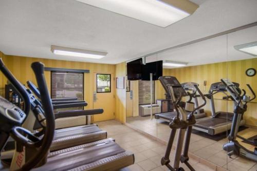 a gym with treadmills and ellipticals in a room at Motel 6 Stafford, VA Quantico in Stafford