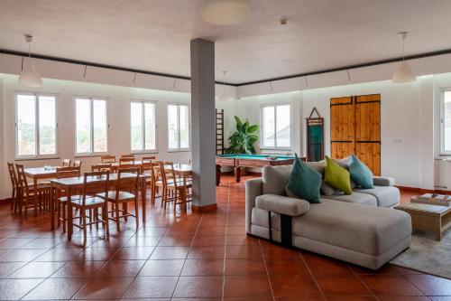 a living room with a couch and a table at Casa Os Manos in Santana