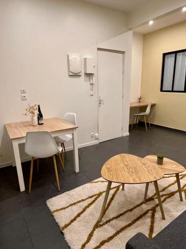 - une chambre avec une table, des chaises, une table et une porte dans l'établissement Dalikyda - Le Clovis - Central, au Havre