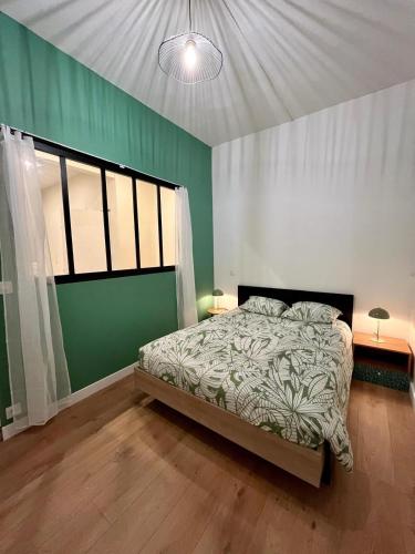 une chambre avec un lit et un mur végétal dans l'établissement Dalikyda - Le Clovis - Central, au Havre