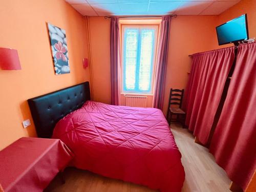 - une chambre avec un lit avec des draps roses et une fenêtre dans l'établissement F3-Anémone, à La Bourboule