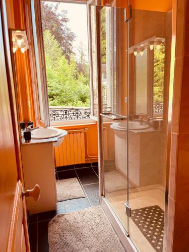 La salle de bains est pourvue d'une douche, de 2 lavabos et d'une fenêtre. dans l'établissement F3-Anémone, à La Bourboule