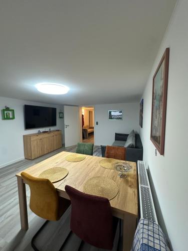 a living room with a table and a couch at NEU renoviertes Apartment 3 Zimmer 4 Boxspringbetten moderne Küche und vieles mehr in Löhne