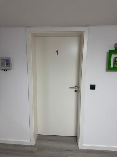 an open door in a white room at NEU renoviertes Apartment 3 Zimmer 4 Boxspringbetten moderne Küche und vieles mehr in Löhne