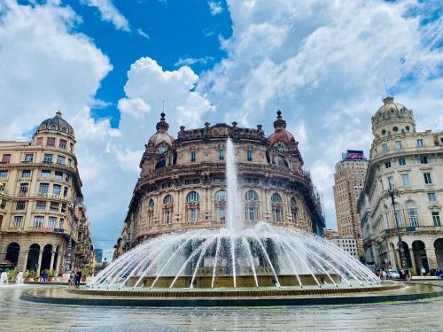 een waterfontein voor een gebouw bij Il Nido Luminoso Acquario-Genova Centro Storico in Genua