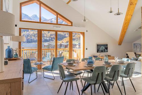 une salle à manger avec une table et des chaises dans l'établissement Le Cerf Che, au Monêtier-les-Bains