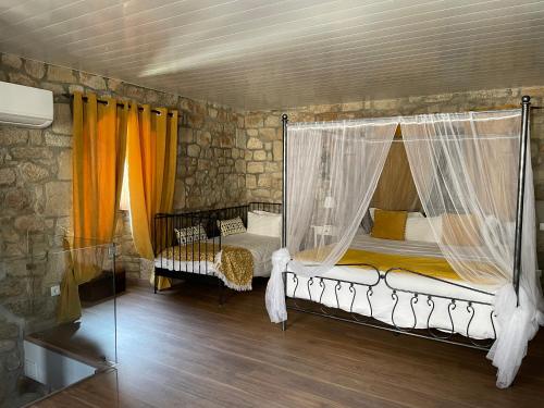 una camera con letto e zanzariera di Solar Sampaio e Melo a Trancoso