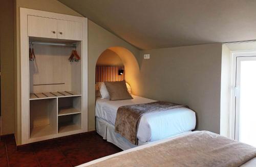 niewielka sypialnia z 2 łóżkami i szafą w obiekcie Hotel San Francisco w mieście Ronda
