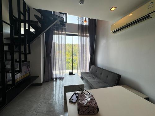 Χώρος καθιστικού στο Utopia Loft Condo
