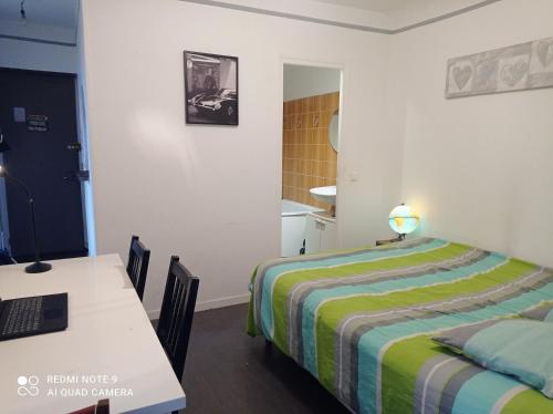 Ένα ή περισσότερα κρεβάτια σε δωμάτιο στο taverny 2 pièces , 2 lits de 2 places