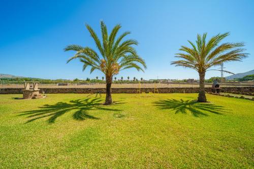 Villa Can Mosca, garden and swimming pool close to beach
