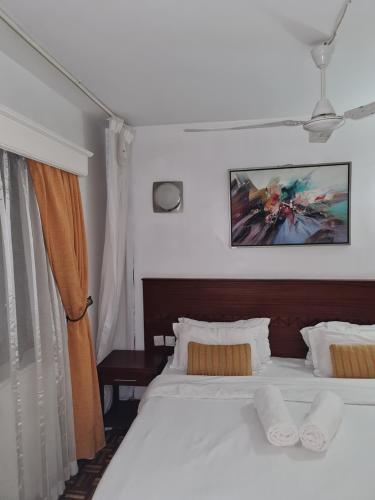 En eller flere senge i et værelse på Pridehomes