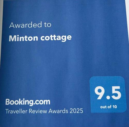Un cartello blu che dice che e' autorizzato a Miniton Cottage. di Minton cottage a Leadhills