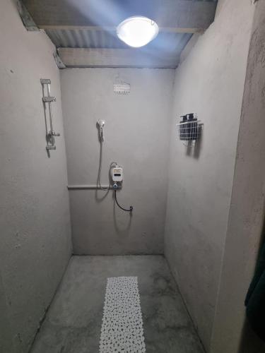 a bathroom with a shower with a light on the wall at Rus i tydjie in Graafwater