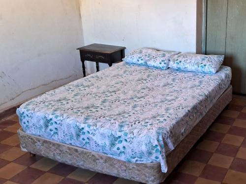 1 cama en una habitación con mesita de noche en Excelente Ubicación con Cochera Privada, en Ciudad Evita