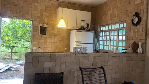 una cucina con bancone e frigorifero di Rancho Coqueiros#Amor e Paz a Buritama