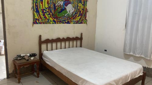 una camera da letto con un letto e un quadro sul muro di Rancho Coqueiros#Amor e Paz a Buritama