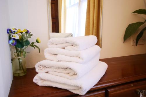 una pila de toallas en una mesa frente a un espejo en 59 Moss Green - Close to the city centre, en York