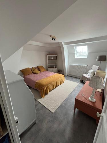 une chambre avec un lit dans un grenier dans l'établissement Maison Bourgeoise Élégante pour 10 Pers Confort Moderne & Charme à Montrichard, à Montrichard