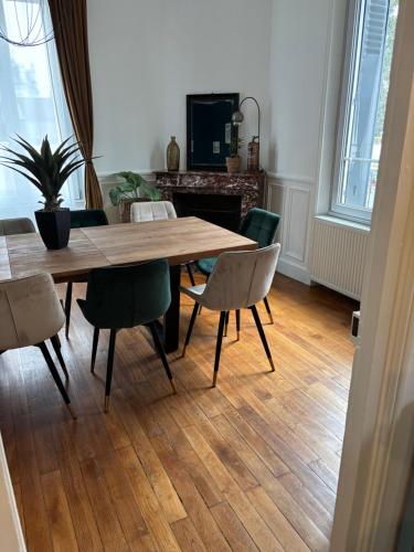 a dining room with a wooden table and chairs at Maison Bourgeoise Élégante pour 10 Pers Confort Moderne & Charme à Montrichard in Montrichard