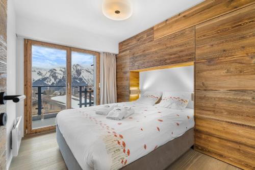 a bedroom with a bed with a wooden wall at Greppon Blanc B4 - 6 pers - au pied des pistes in Nendaz