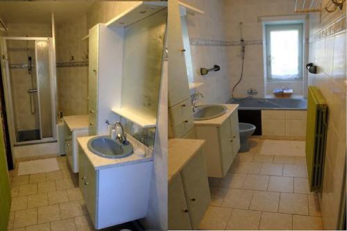 La grande salle de bains est pourvue de 2 lavabos et de toilettes. dans l'établissement La Ferme Du Tôt, à Barneville-Carteret